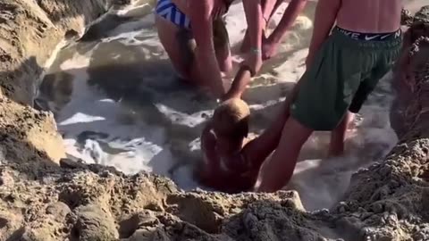 🤯💥 This Guy Wins Darwin Awards in One Move! | FunFM