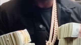 Floyd Mayweather flexing major bread