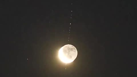 Starlink satellites fly over Japan.