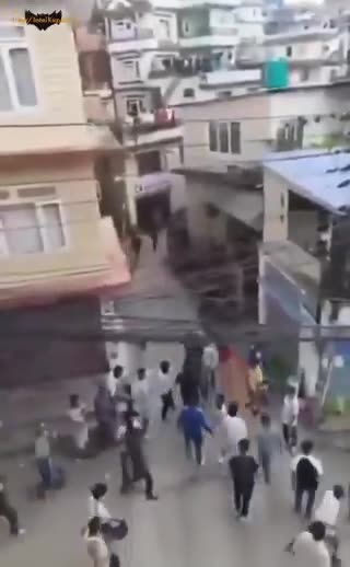 2025.9 ネパールの人々の怒り。財務大臣が、徒歩で逃走を試みるも、路上で殴打される。