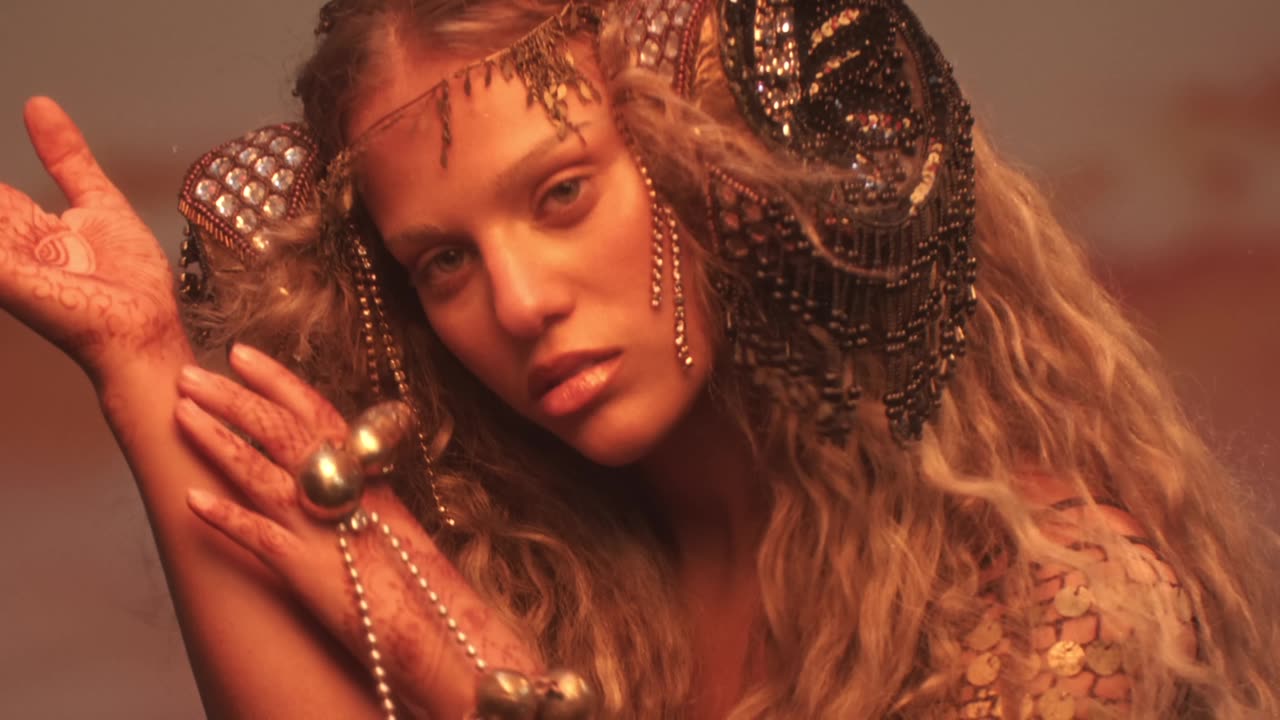 Elyanna - Callin' U (Tamally Maak) (Official Visualizer)
