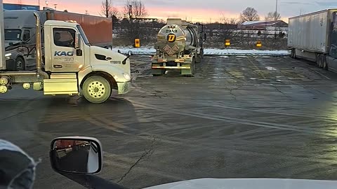 WHOS RIGHT ME OR HER #truckesvlogs #truckdriver #trucking #longhaultrucker