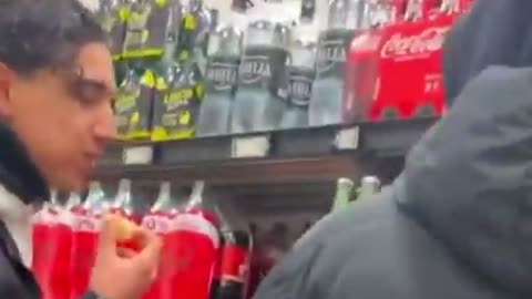 Des Algériens en Italie se servent librement dans les supermarchés!!