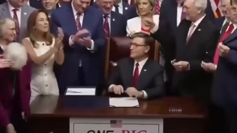 Mike Johnson firma el ‘gran y hermoso’ proyecto fiscal de Trump
