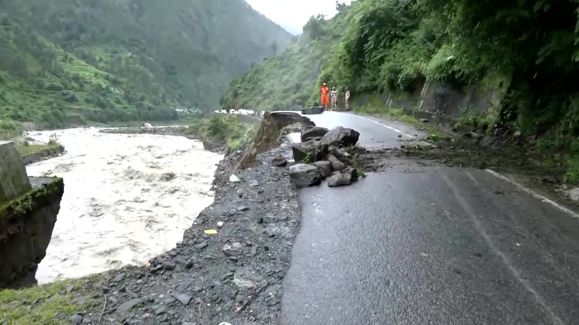 Heavy rain hampers rescue efforts after flooding in northern India