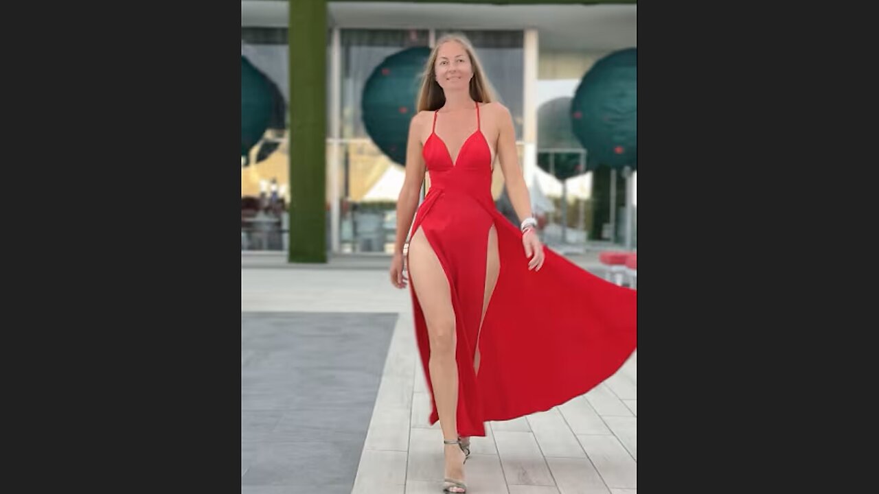 Red dress and wind 💨