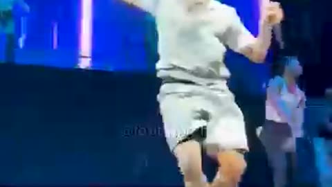 Viral: Chris Brown OUT-DANCES His Pro Backup Dancers #rap #chrisbrown #concert #