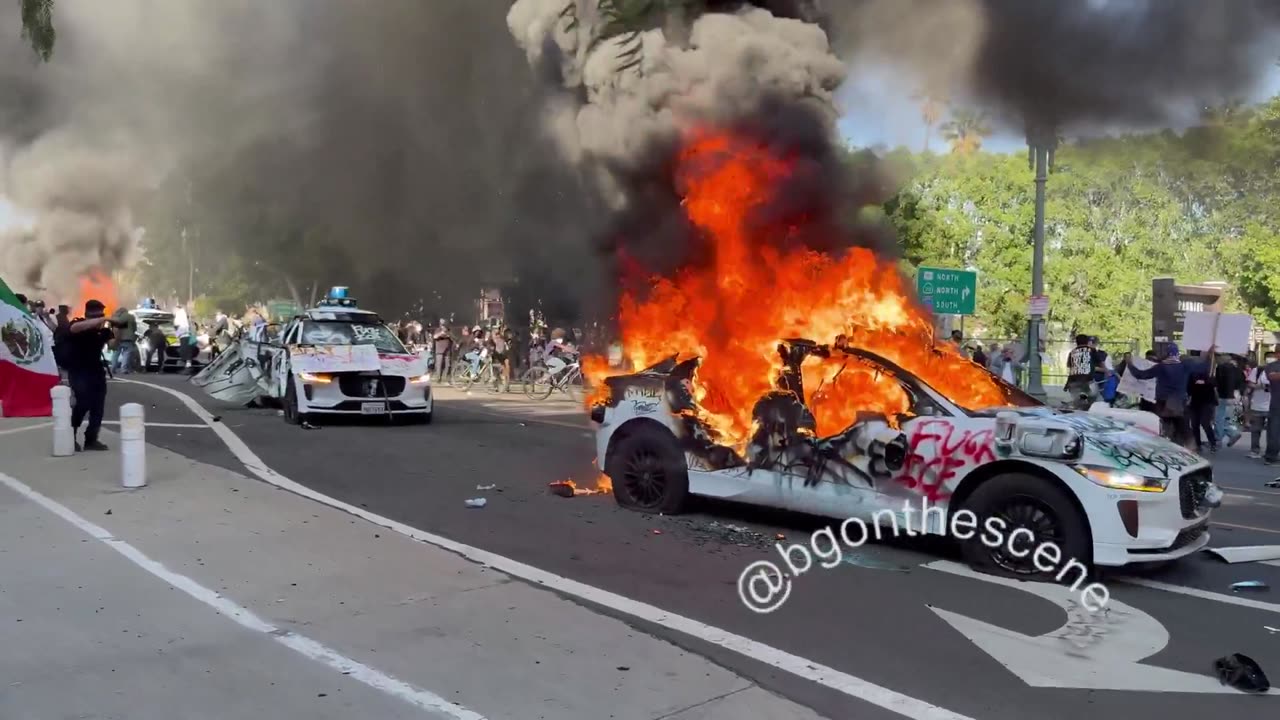 #California #riots #Los Angeles #Apocalypse is completely out of control #burning driverless #cars