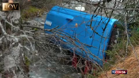 Scuolabus esce di strada e precipita in un torrente a causa di un malore dell'autista.