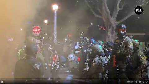 Tin nóng: Cảnh sát liên bang triển khai liên tục đạn hơi cay và đạn kiểm soát đám đông để giải tán..