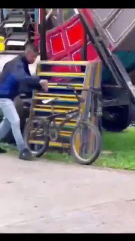 Uh oh, its that bike with the tricky seat again (The penetrator)