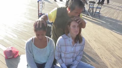 Luodong Briefly Gives Energy To Two Friends On The Sunny Boardwalk