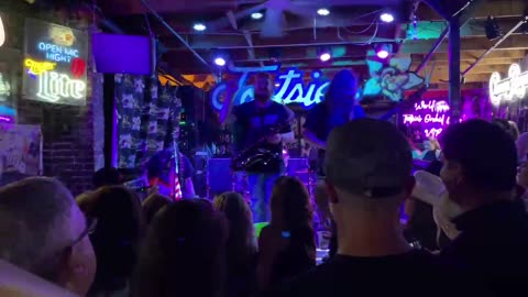 NASHVILLE TN LIVE BROADWAY STREET / PEOPLE WATCHING / BANDS WATCHING / BARS