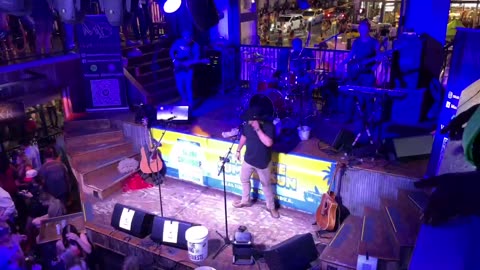 NASHVILLE TN LIVE BROADWAY STREET / PEOPLE WATCHING / BANDS WATCHING / BARS