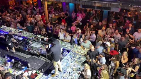 NASHVILLE TN LIVE BROADWAY STREET / PEOPLE WATCHING / BANDS WATCHING / BARS