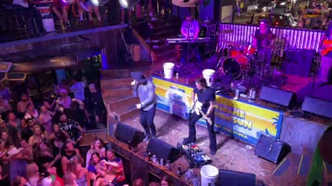 NASHVILLE TN LIVE BROADWAY STREET / PEOPLE WATCHING / BANDS WATCHING / BARS