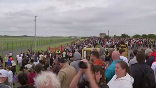 🚨🔥A big crowd has gathered in Turnberry, Scotland, awaiting President Trump's imminent arrival!