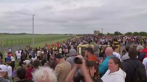 🚨🔥A big crowd has gathered in Turnberry, Scotland, awaiting President Trump's imminent arrival!