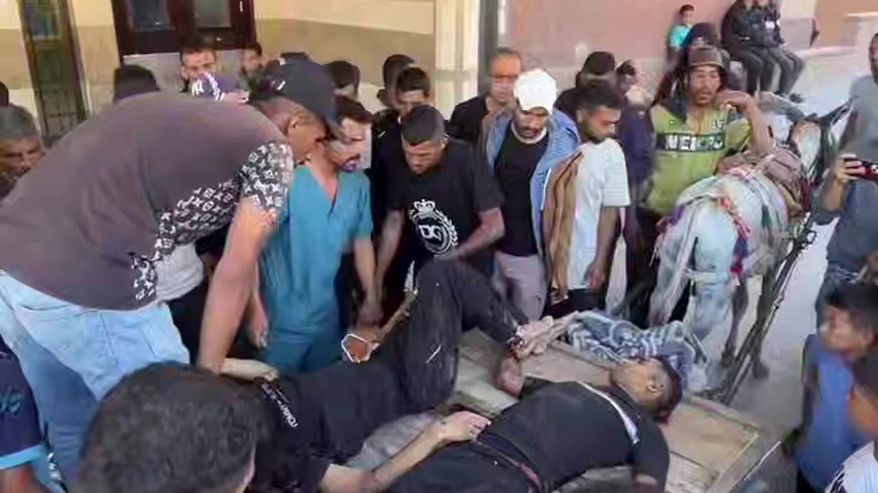 গাযার খান ইউনিসে বোমা হামলা চালিয়ে এই ফিলিস্তিনিদের হত্যা করেছে ইসরাইল।