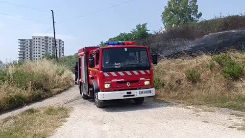 Zjarr pranë banesave në lagjen 'Çlirim' në Lushnje, flakët vihen nën kontroll