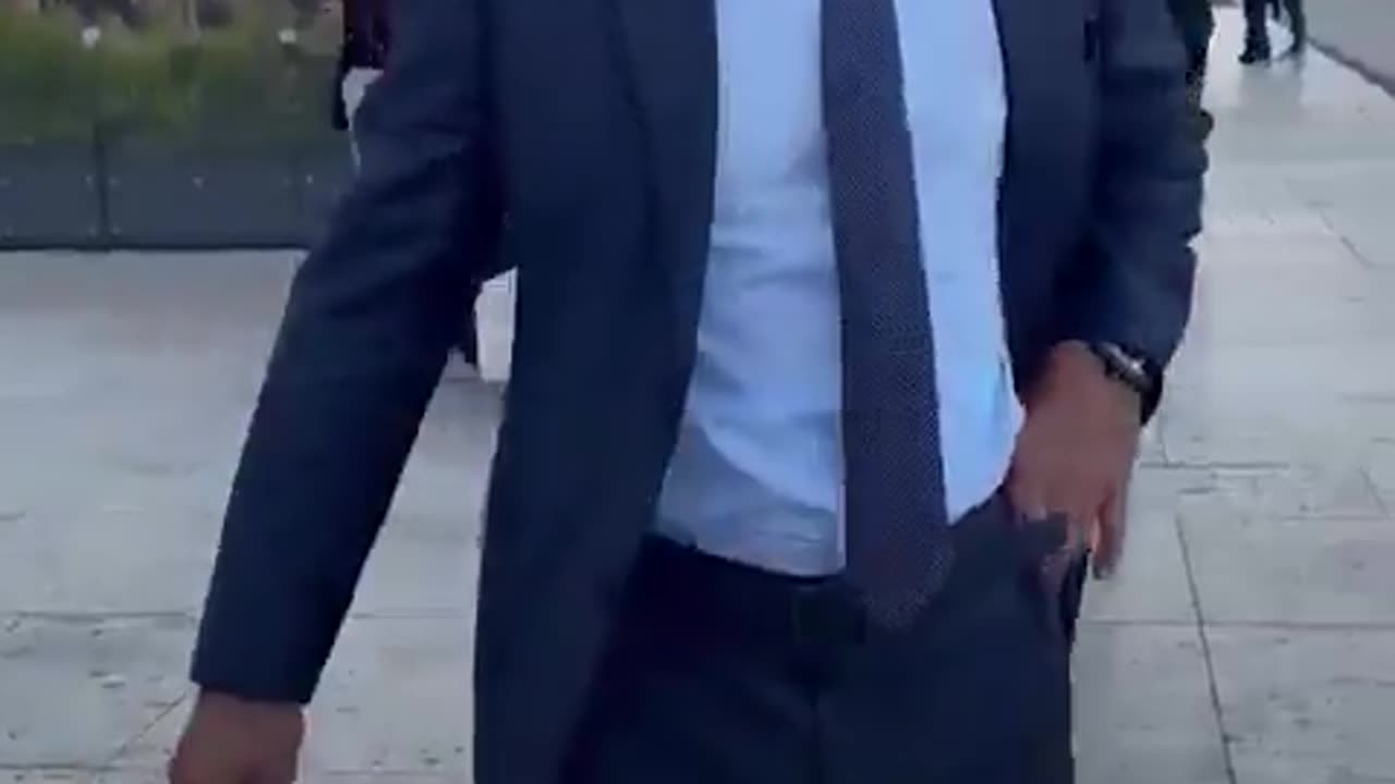 Figo provoked by Barca fan. Watch the Portuguese's reaction