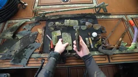 Finding Weapons and iPhones in the River! (Scuba Diving)