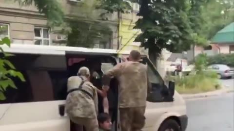 Militari ucraini del TCC Rapiscono un ragazzo utile come carne da macello dell'Uccidente collettivo