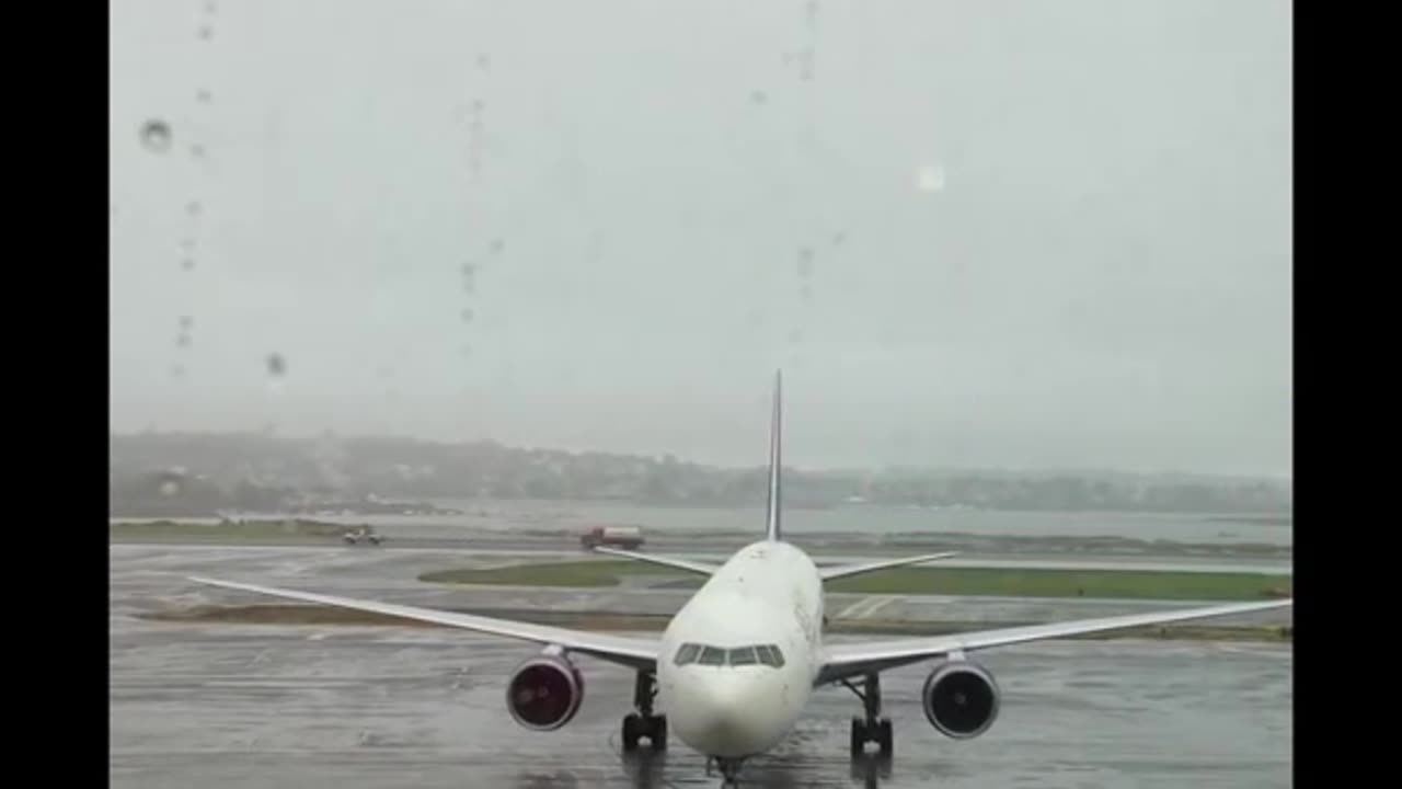 Massive #B767 Entering Gate At Mist #Aviation #Flying #AeroArduino