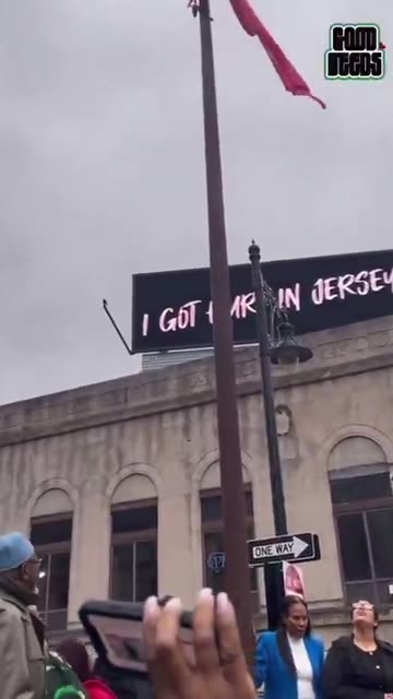 Newark City Hall raises an IsIamic flag