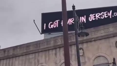 Newark City Hall raises an IsIamic flag