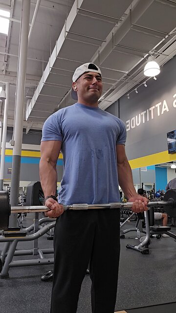 Barbell curls #barbell #gym #workout #planetfitness #lafitness #chuzefitness #exercises #bodybuilder