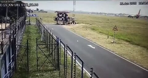 AIR INDIA AIRLINE BOEING FLIGHT CRASHES🇮🇳🛣️🛫🏘️🔥🌳DURING TAKEOFF ON AIRPORT RUNWAY🛬🛣️🏘️💫