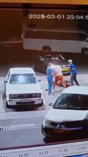 Amadoda amabini abetha umntu osebenza egaraji