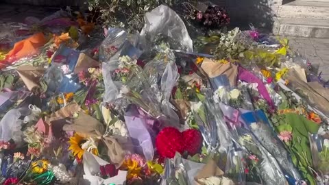 Studentët e universitetit La Sapienza mbushin oborrin e shkollës me lule në kujtim të Ilaria Sulës