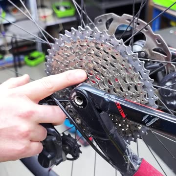 The sound of a bicycle wheel hub is very loud.