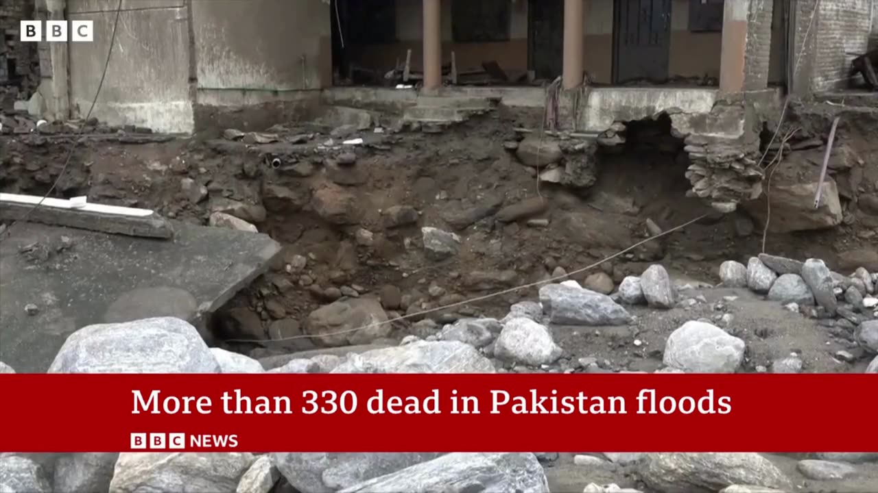 More than 330 dead in Pakistan floods | BBC News