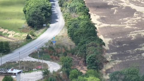‼️🇷🇺🇺🇦 Ukrainian soldier executes a woman near Rodynske