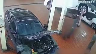 Car falls off lift onto mechanic at Sinopec repair station in China