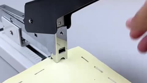 Power through thick stacks Heavy-duty hand stapler with large capacity and strong grip