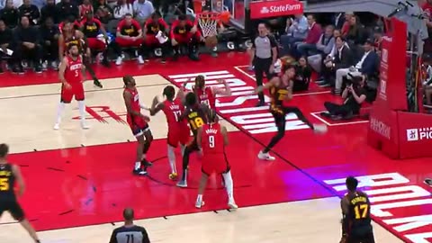 NBA Zacch Risacher switches hands and hammers it with the left!