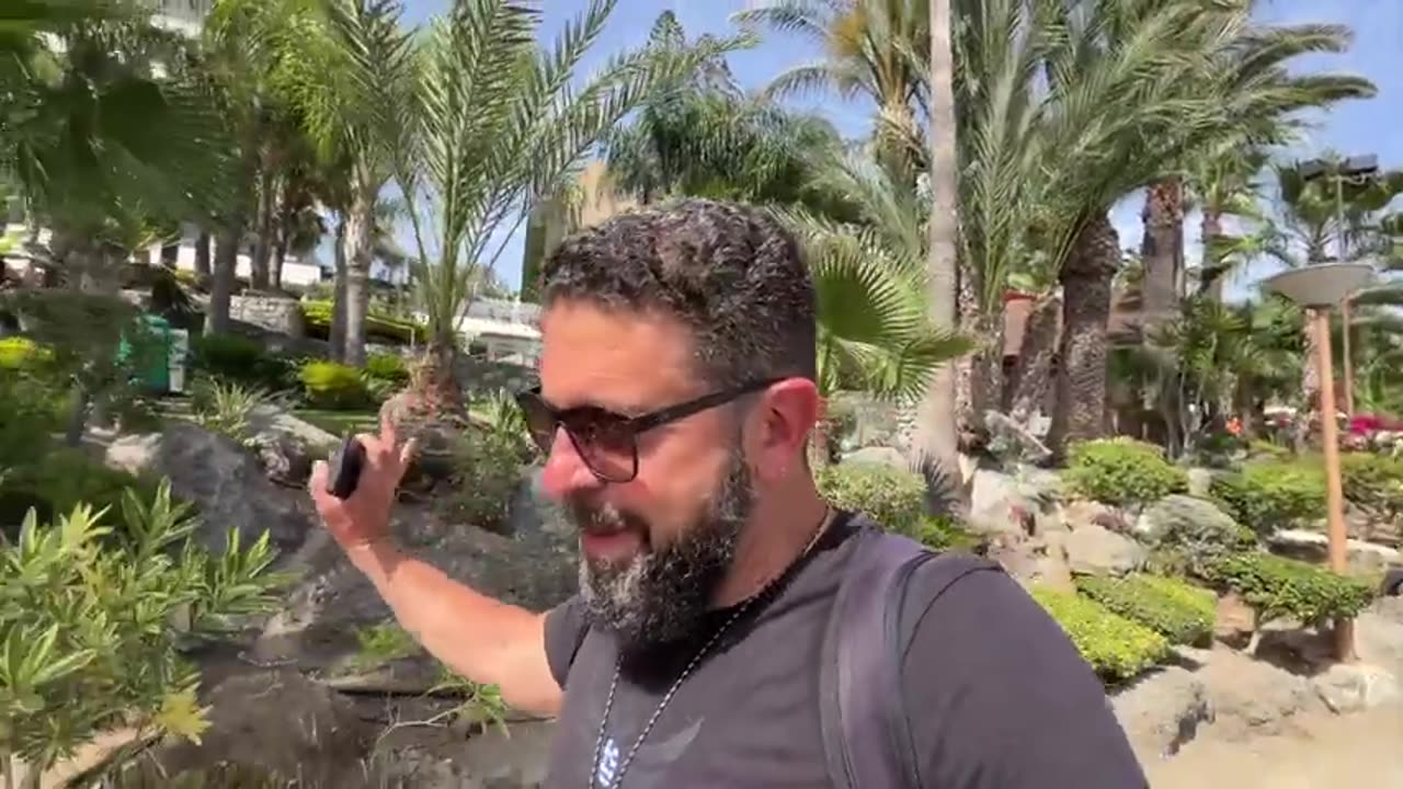 Putin shocks West, back to Istanbul. Trump given FINAL off-ramp. Macron COPE. Pakistan-India peace