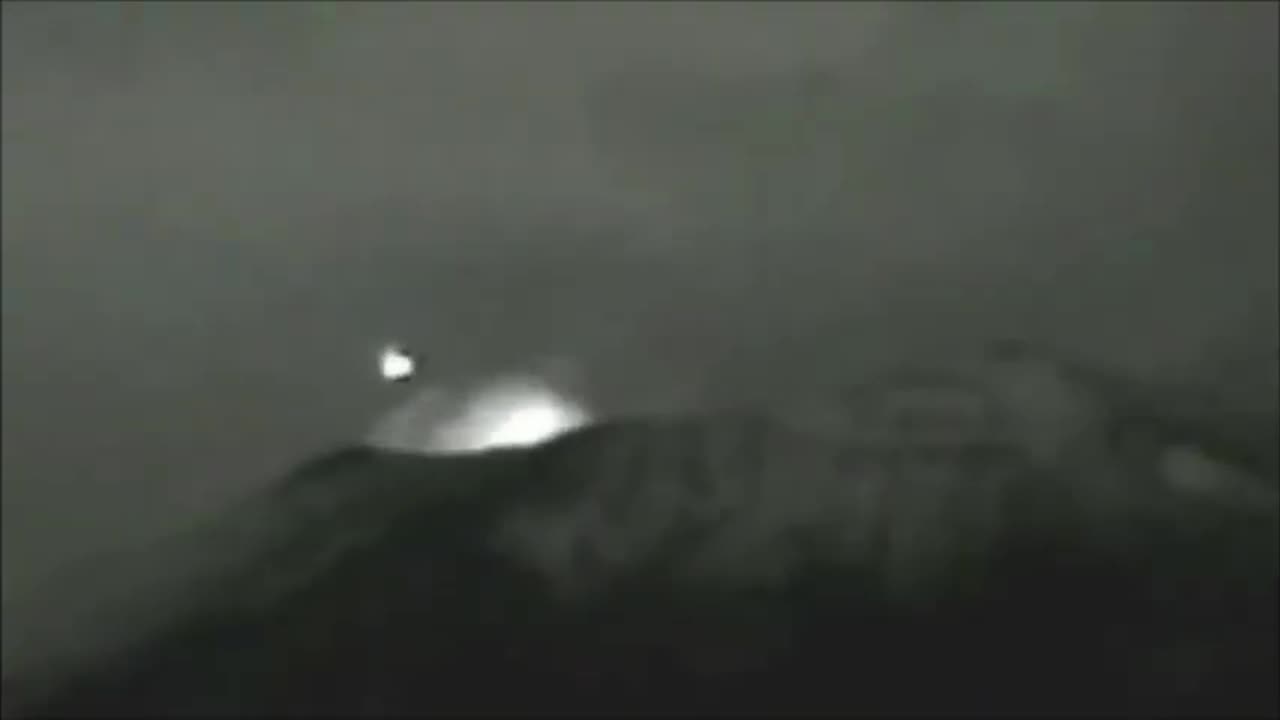 UAP enters the Popocatépetl volcano in Mexico