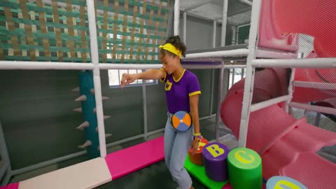 NEW! Meekah Visits Munchkin’s Indoor Playground Blippi and Meekah Kids TV