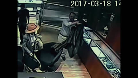 She tried to exchange a jewel for a costume jewelry