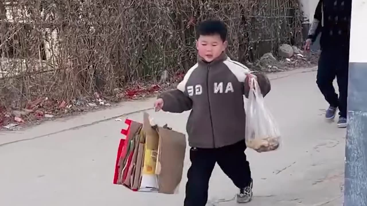 This little boy's heart is made of gold!.hd