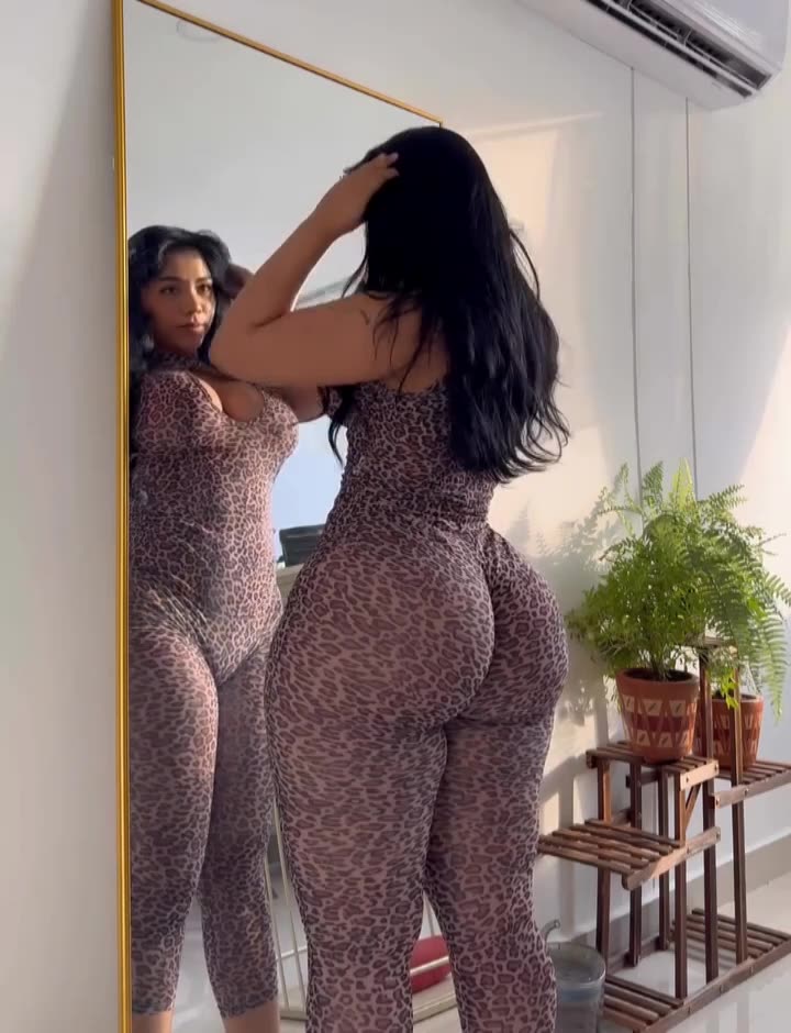 🍑👀 Getting Dressed In The Mirror 🪞