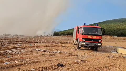 Zjarri në vendgrumbullimin e mbetjeve në Kukës, tymi mbulon qytetin