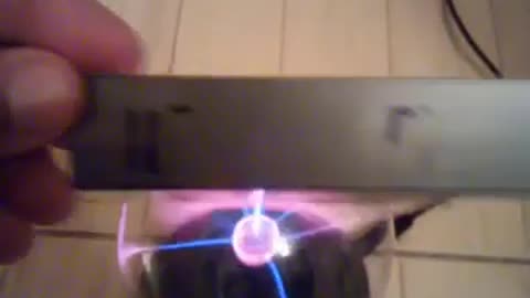 Amazing Plasma Globe Tricks You Can Make With Your Kids Right Now #AeroArduino
