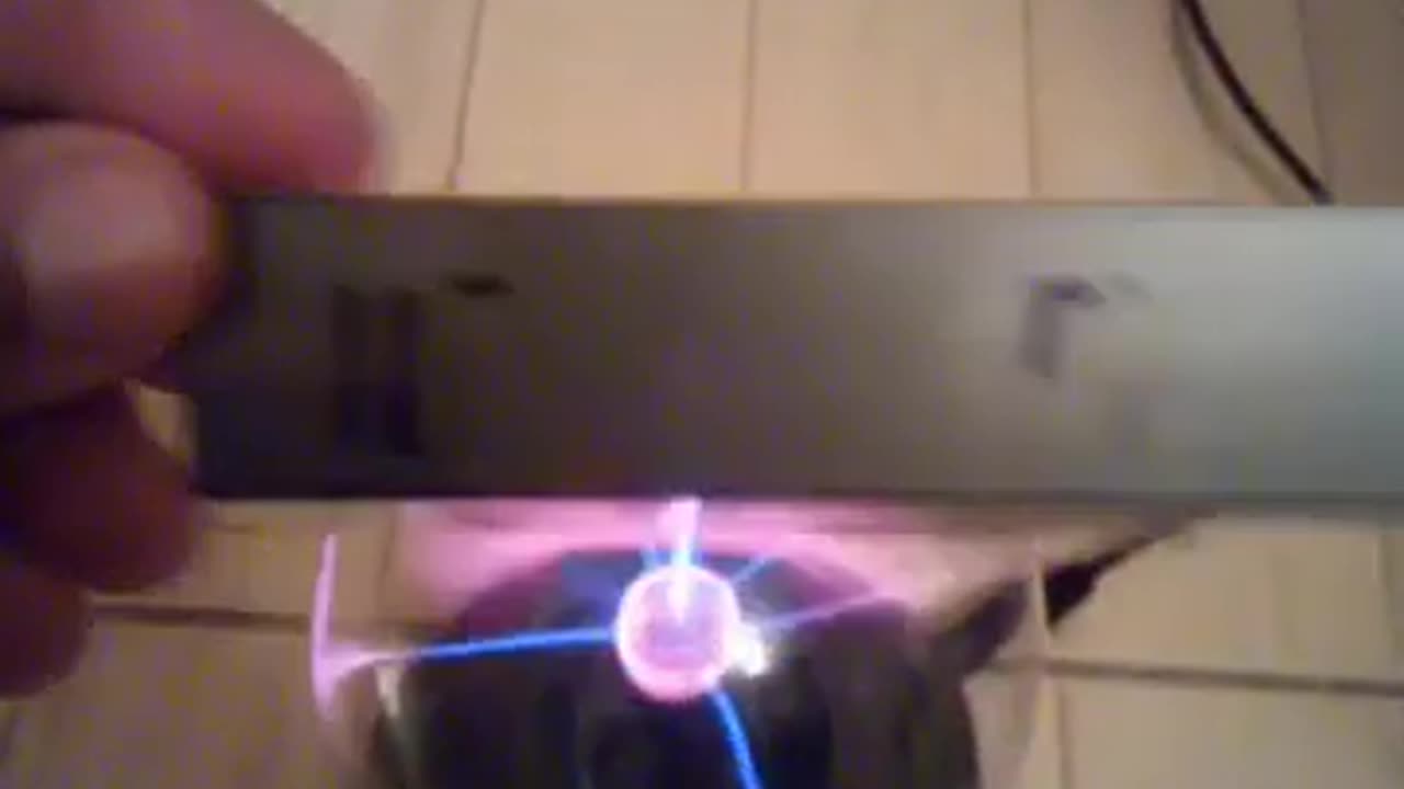 Amazing Plasma Globe Tricks You Can Make With Your Kids Right Now #AeroArduino