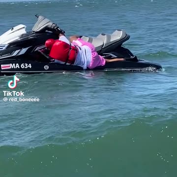 Make sure to always get on the back (via:@red_boneeee)